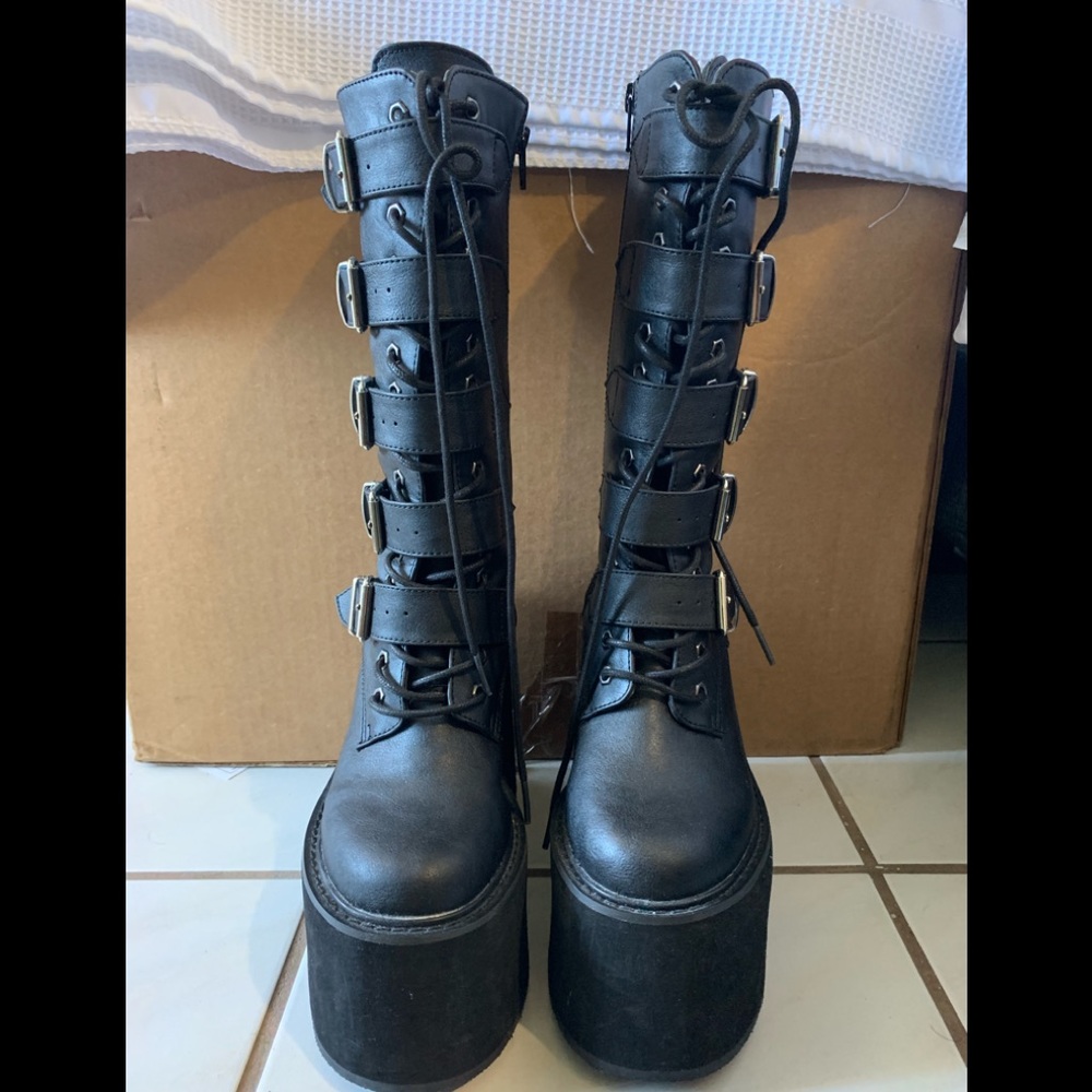 Demonia swing 220 platform boots